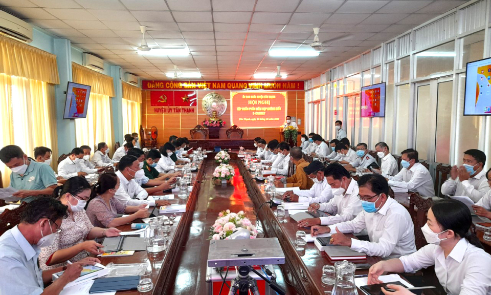 Tân Thạnh tập huấn phần mềm hội nghị không giấy