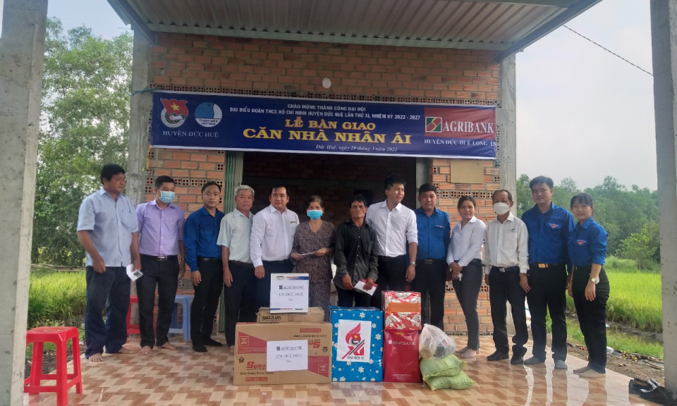 Huyện đoàn Đức Huệ bàn giao  nhà nhân ái