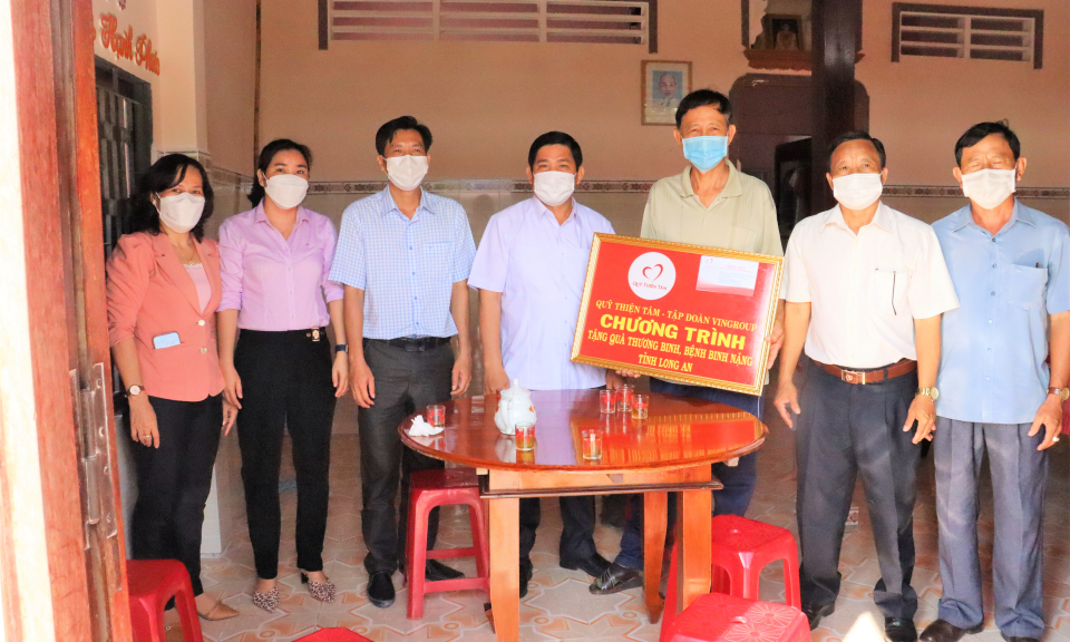Cần Đước thăm tặng quà thương binh, bệnh binh nặng