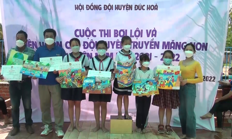 Đức Hòa tổ chức cuộc thi bơi lội và Liên hoan các đội Tuyên truyền măng non