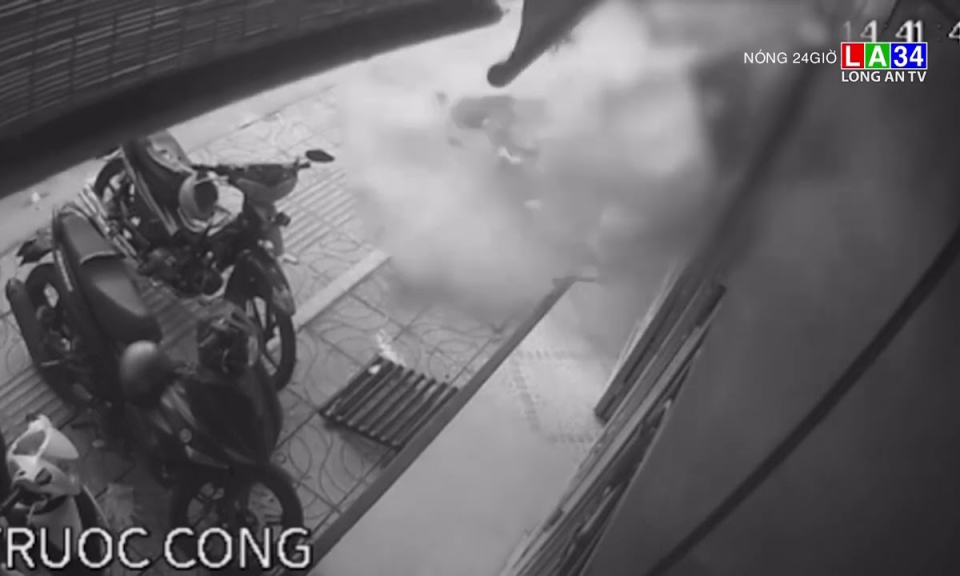Tảng bê tông bất ngờ đổ sập, 2 người thương vong