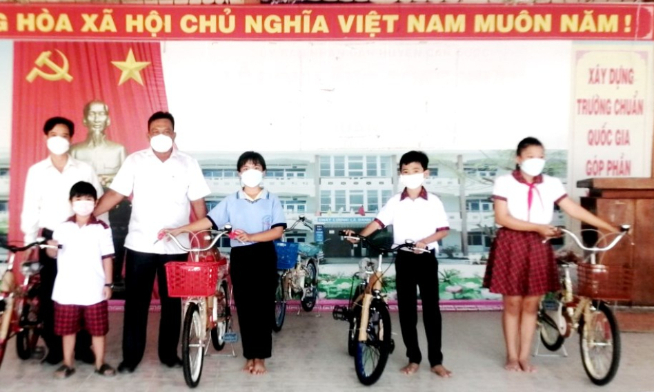 Cần Đước tặng xe đạp cho học sinh vượt khó học giỏi