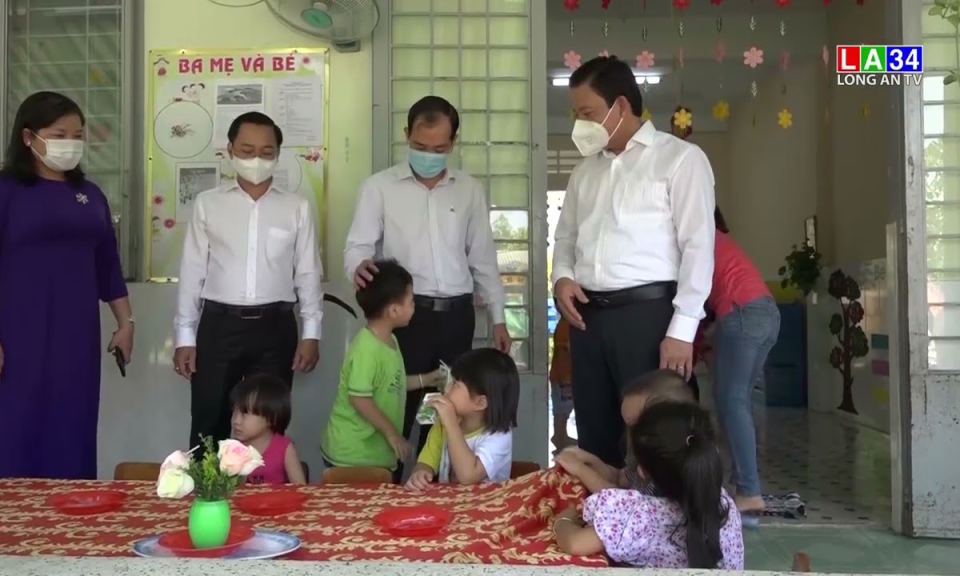 Phó Chủ tịch UBND tỉnh Phạm Tấn Hòa kiểm tra công tác phòng chống dịch tại các trường học