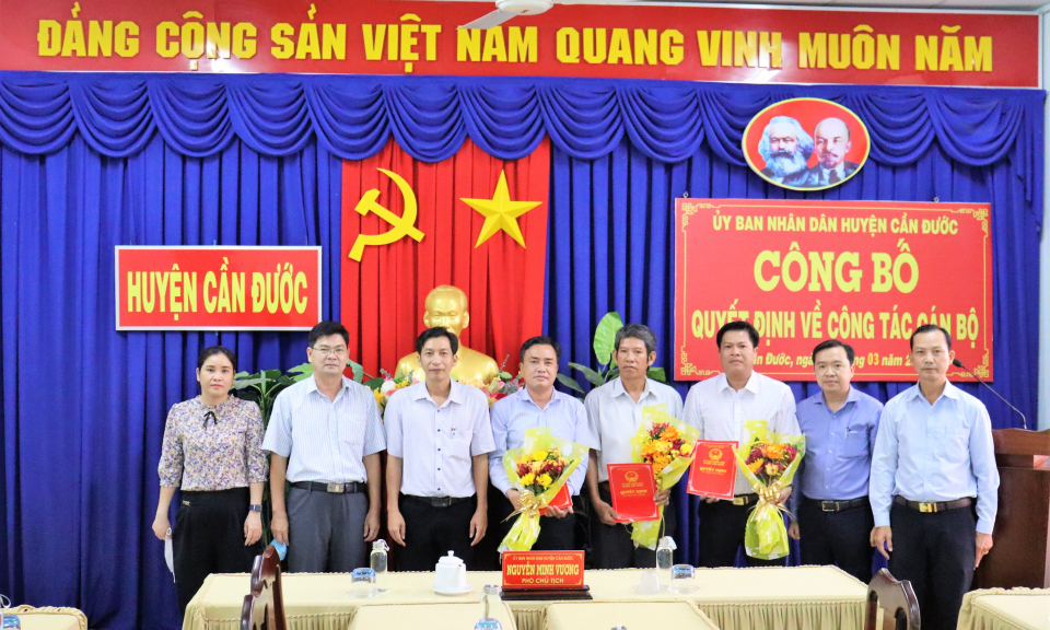 Ủy ban nhân dân Cần Đước trao quyết định về công tác cán bộ
