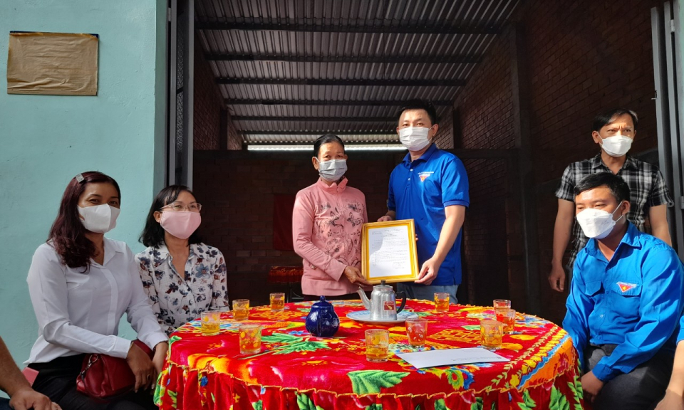 Tân Thạnh trao tặng nhà tình thương cho hộ nghèo