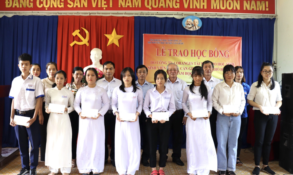 Cần Giuộc trao học bổng cho sinh viên, học sinh vượt khó học giỏi