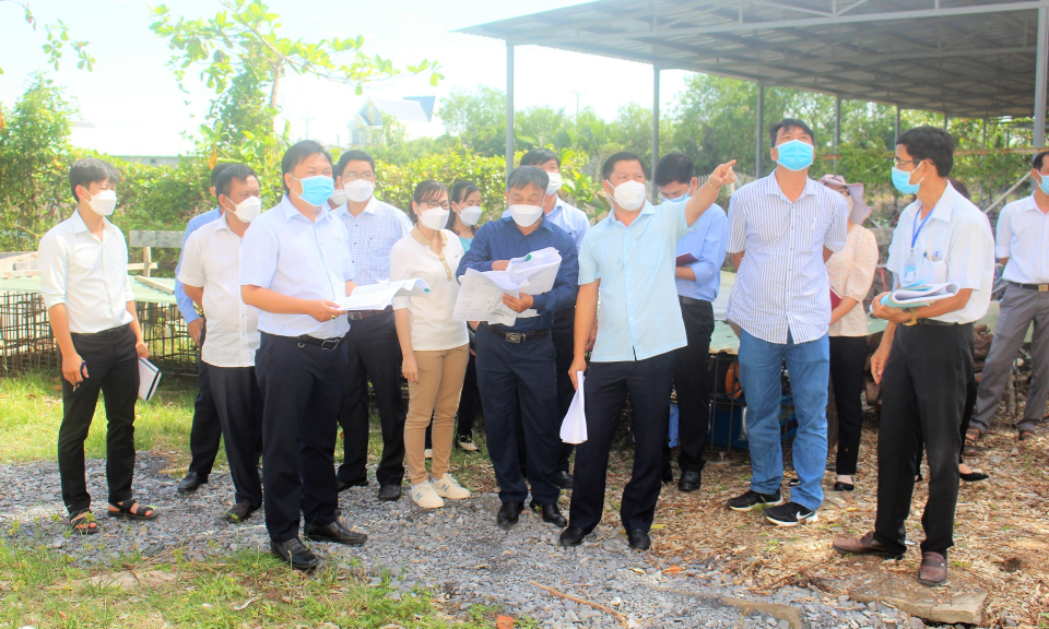 Chủ tịch UBND huyện Cần Đước kiểm tra tiến độ thực hiện các công trình xây dựng cơ bản