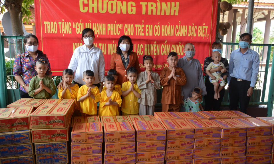 Cần Giuộc: Sở LĐTB&XH trao tặng thực phẩm cho trẻ em có hoàn cảnh khó khăn