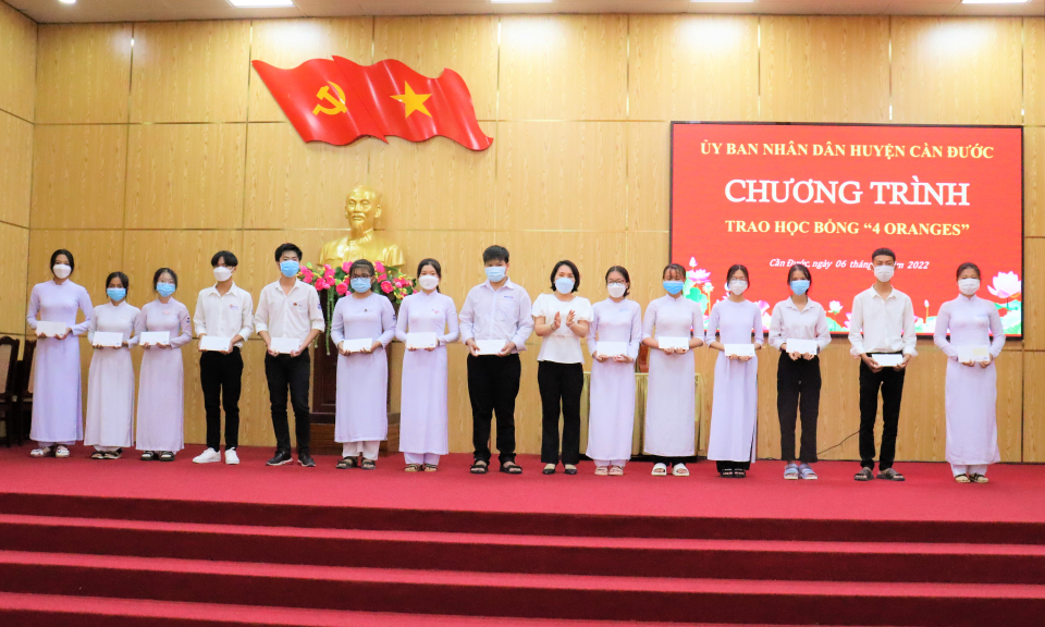 Cần Đước trao học bổng cho sinh viên, học sinh hiếu học