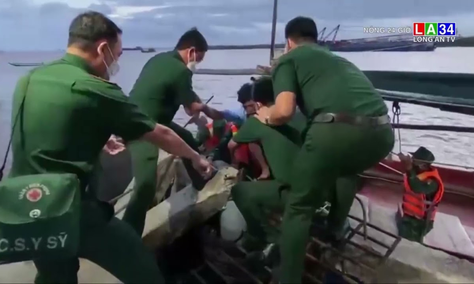 Cứu sống đôi vợ chồng bị lật xuồng chìm giữa biển