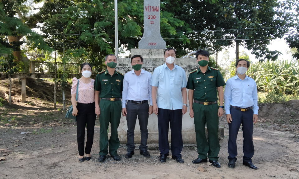  Bí thư Huyện ủyTân Hưng làm việc với Đồn biên phòng Sông Trăng