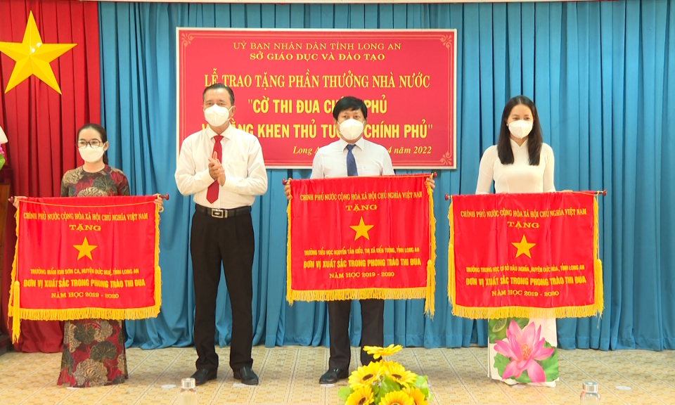 Sở Giáo dục và Đào tạo tỉnh tổ chức Lễ trao tặng phần thưởng Nhà nước