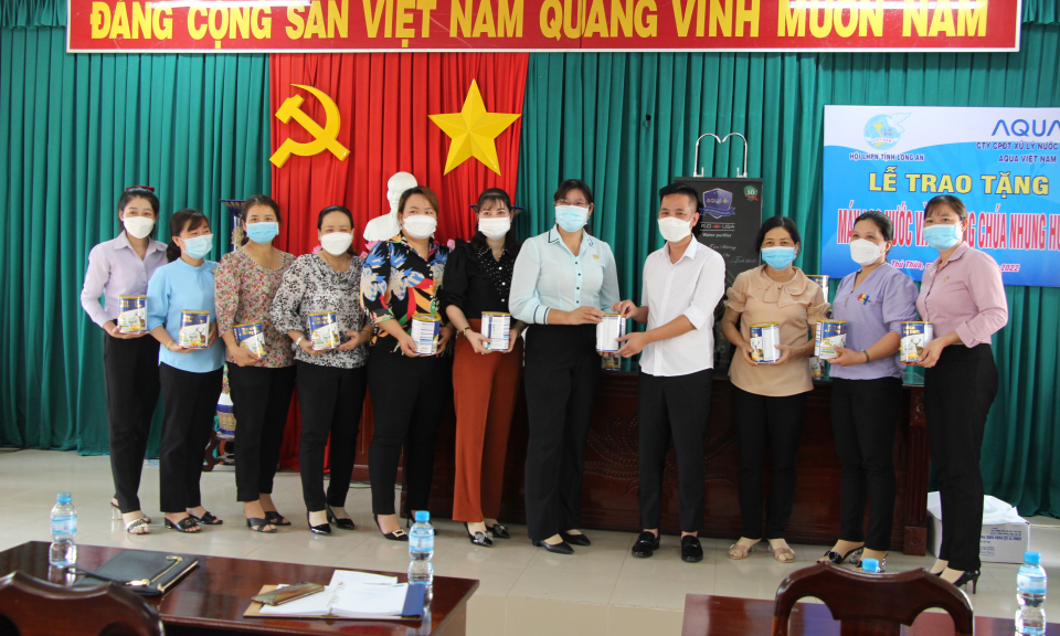 Thủ Thừa: tặng máy lọc nước cho Hội LHPN huyện