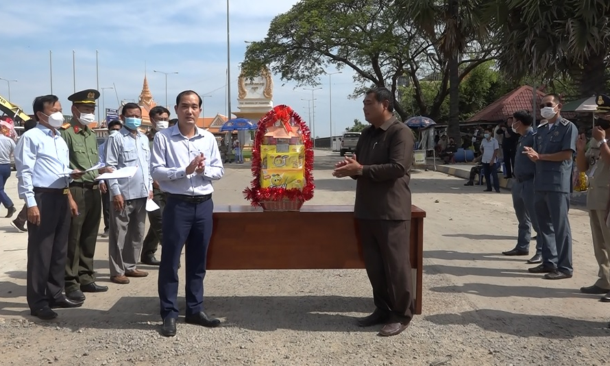 Đoàn đại biểu thị xã Kiến Tường chúc Tết cổ truyền Chol Chnam Thmay của Campuchia