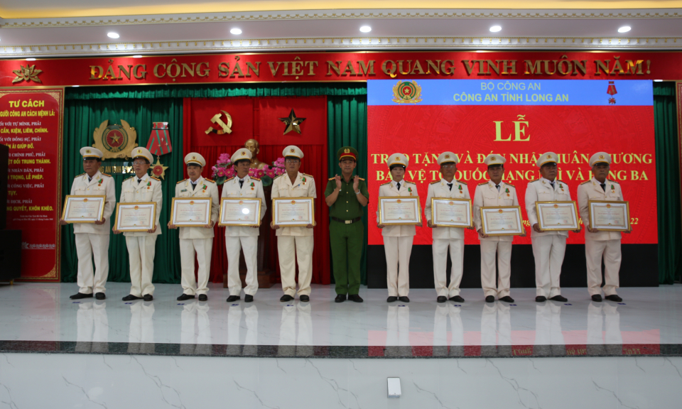 Trao tặng Huân chương Bảo vệ Tổ quốc cho các tập thể và cá nhân Công an tỉnh Long An