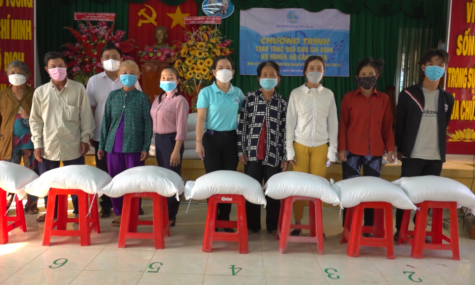 Hội Liên hiệp Phụ nữ huyện Tân Hưng trao tặng trên 37 tấn gạo cho hộ nghèo, cận nghèo