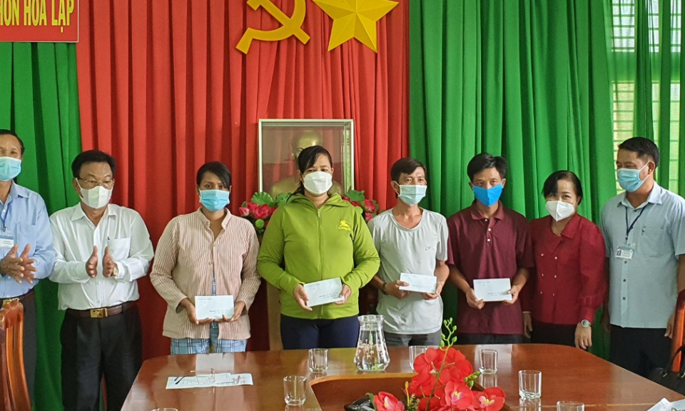 Tân Thạnh thăm và tặng quà đồng bào dân tộc Khmer dịp tết Chôl Chnăm Thmây