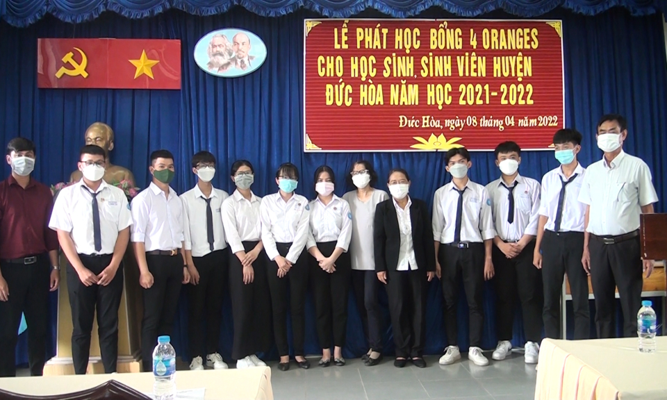 Đức Hòa trao 44 suất học bổng cho học sinh, sinh viên