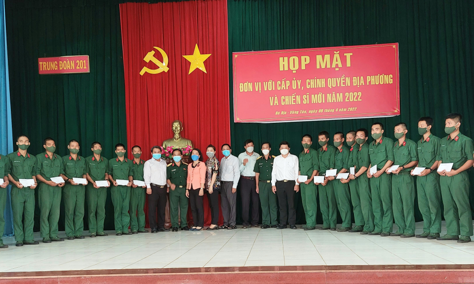 Huyện Châu Thành thăm, tặng quà tân binh 