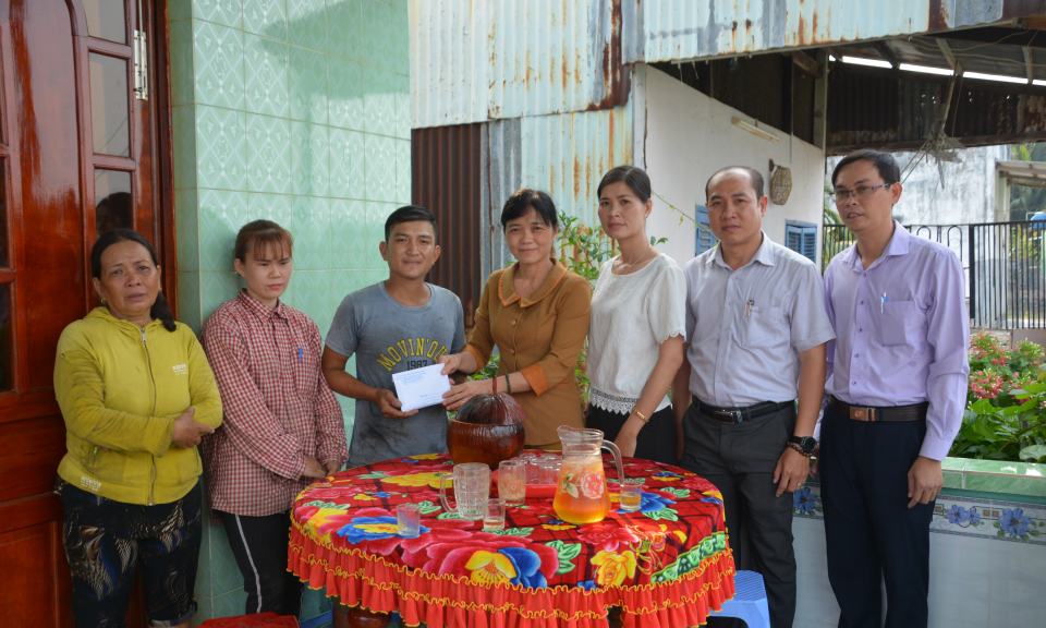  Lãnh đạo huyện Cần Giuộc thăm hỗ trợ tiền gia đình bị cháy nhà