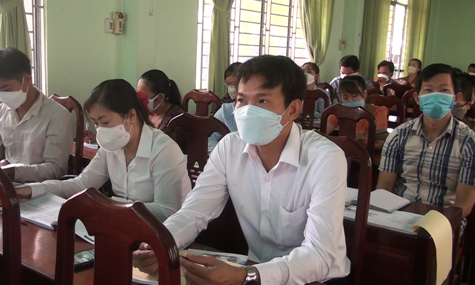 Đức Hòa khai giảng lớp đảng viên mới