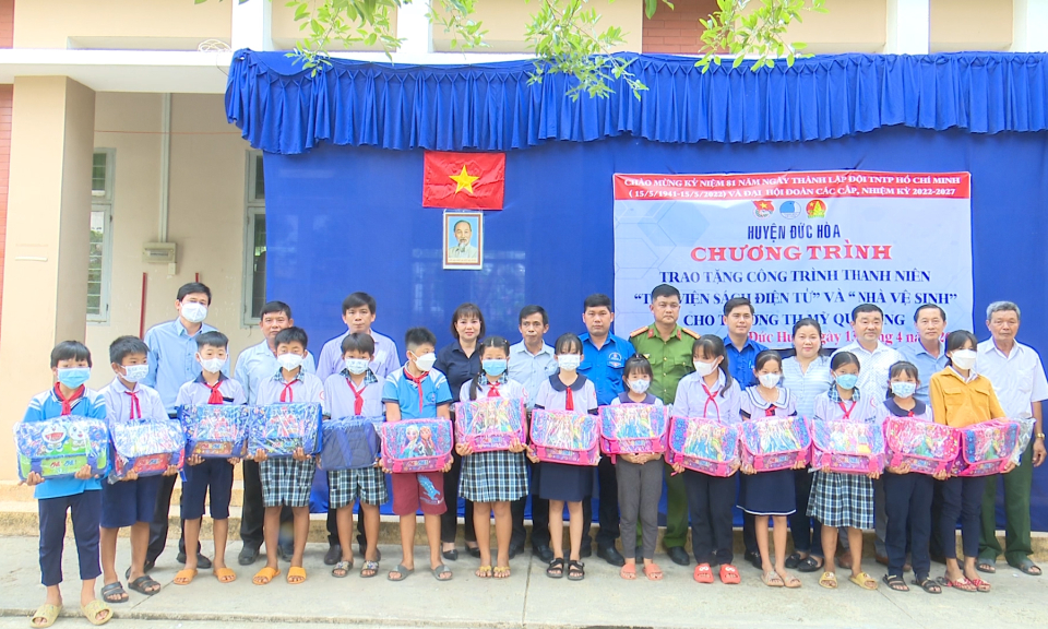 Đức Hòa tài trợ mô hình “Nhà vệ sinh cho em” và “Thư viện điện tử” tại huyện Đức Huệ