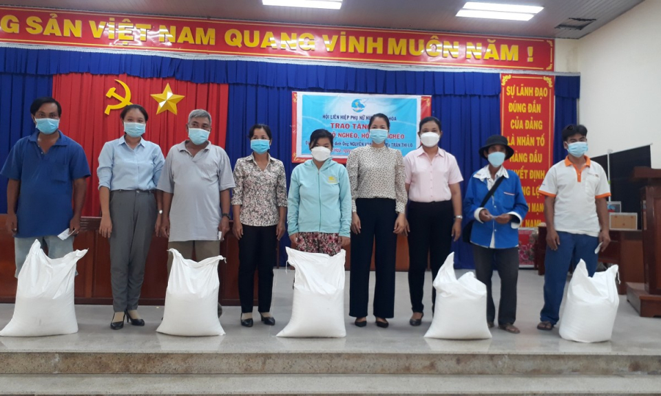 Đức Hòa trao trên 1.200 phần quà cho hộ nghèo