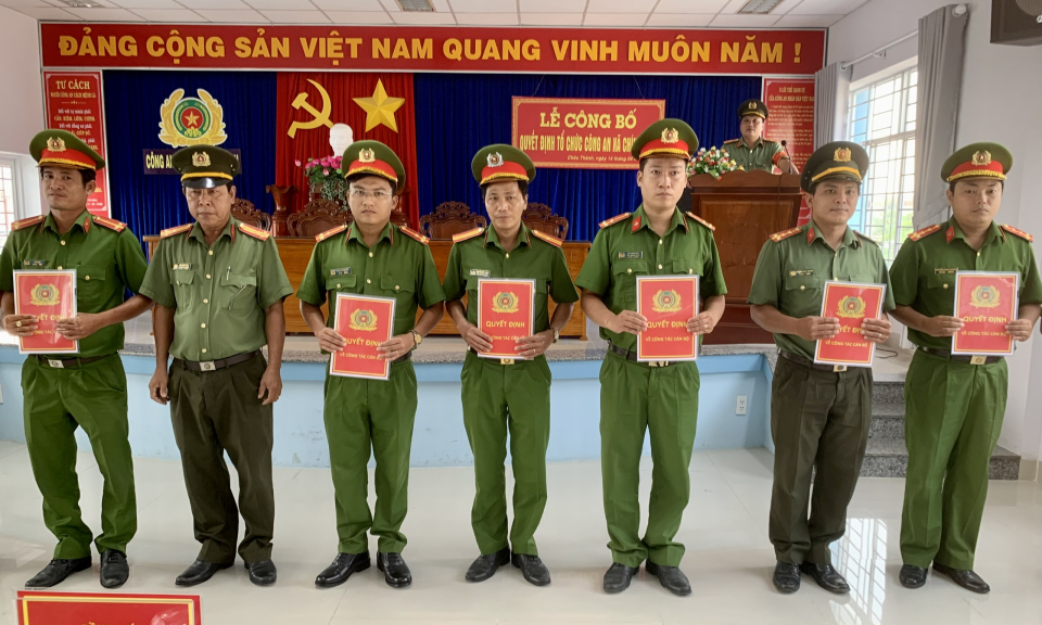 Châu Thành công bố quyết định về tổ chức Công an xã chính quy và công tác cán bộ