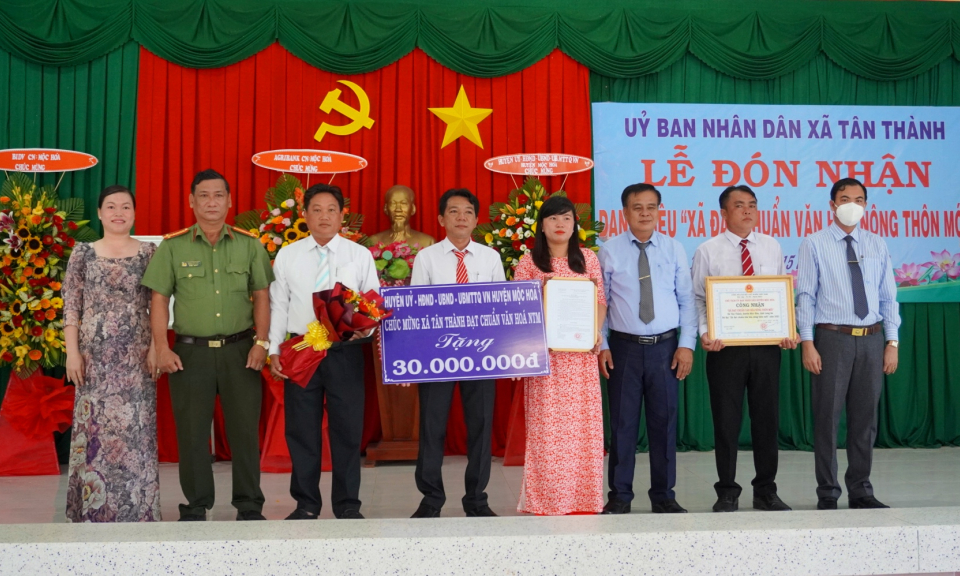 Xã Tân Thành, huyện Mộc Hóa đón nhận danh hiệu xã Văn hóa - Nông thôn mới