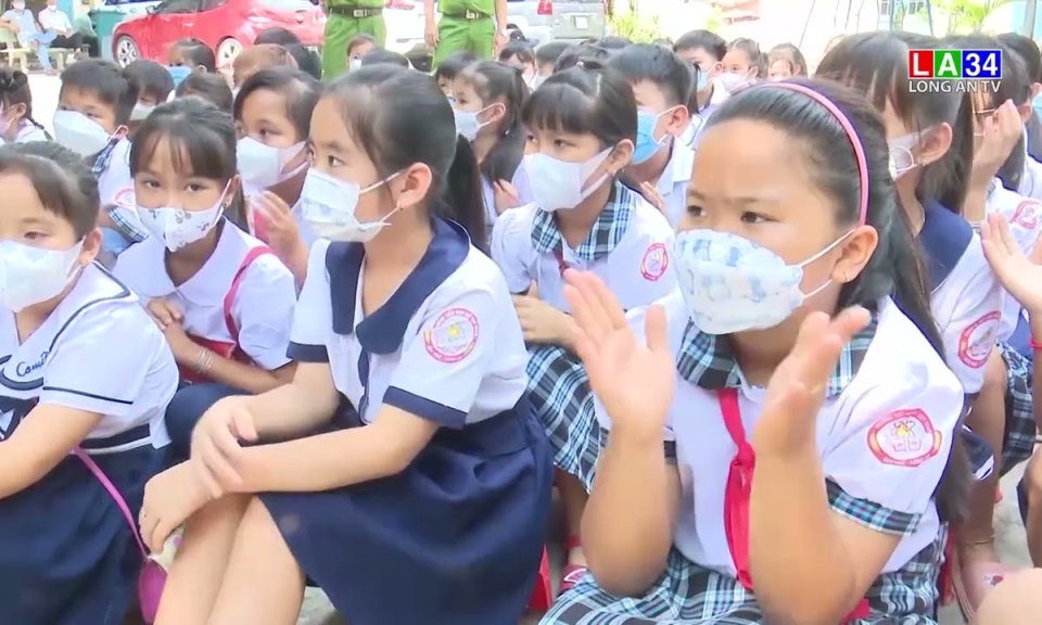 Mô hình '' Nhà vệ sinh cho em '' và mô hình '' Thư viện điện tử ''