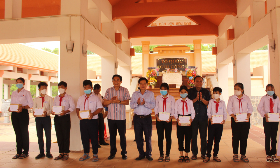 Đảng ủy cơ quan Đảng – Đoàn thể quận Phú Nhuận, TPHCM giao lưu trao đổi học tập kinh nghiệm tại Đức Huệ