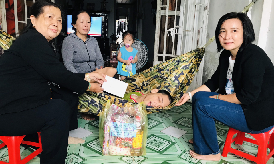 Cần Giuộc tặng quà người khuyết tật