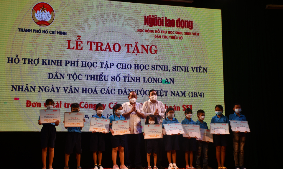 Trao kinh phí học tập cho học sinh sinh viên dân tộc thiểu số tỉnh Long An