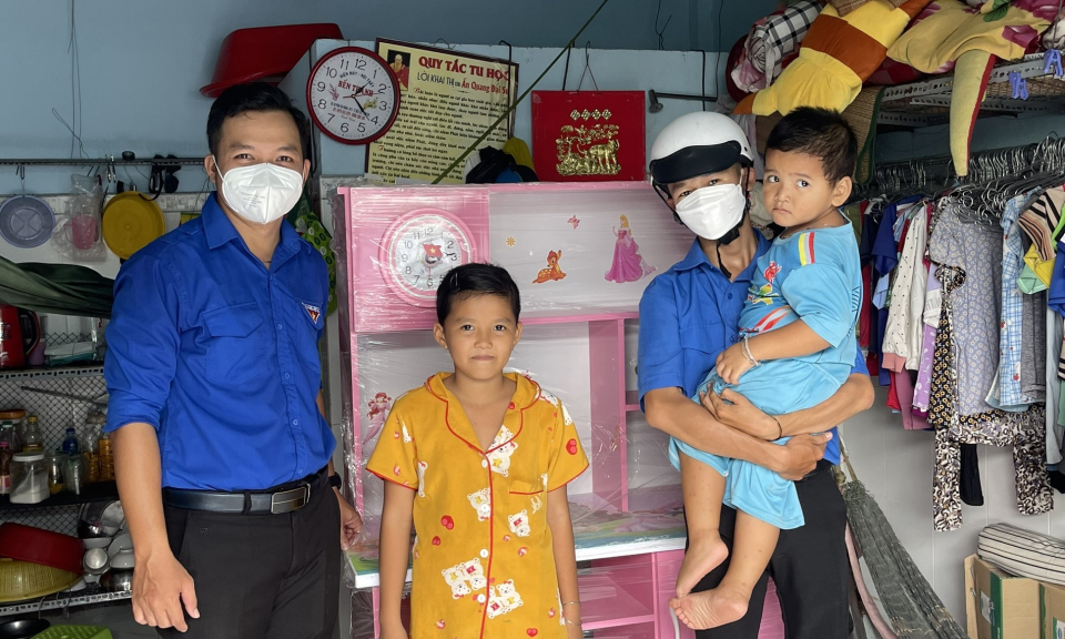 Bến Lức trao tặng quà cho người khuyết tật và học sinh khó khăn