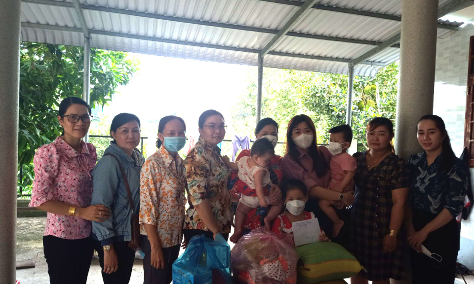 Tân Thạnh: chương trình “Mẹ đỡ đầu” hỗ trợ chăm sóc, nuôi dưỡng trẻ mồ côi do đại dịch COVID-19