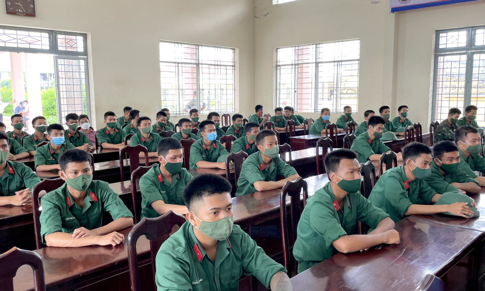 Lãnh đạo huyện Tân Hưng thăm chiến sĩ mới tại Thạnh Hóa và Kiến Tường