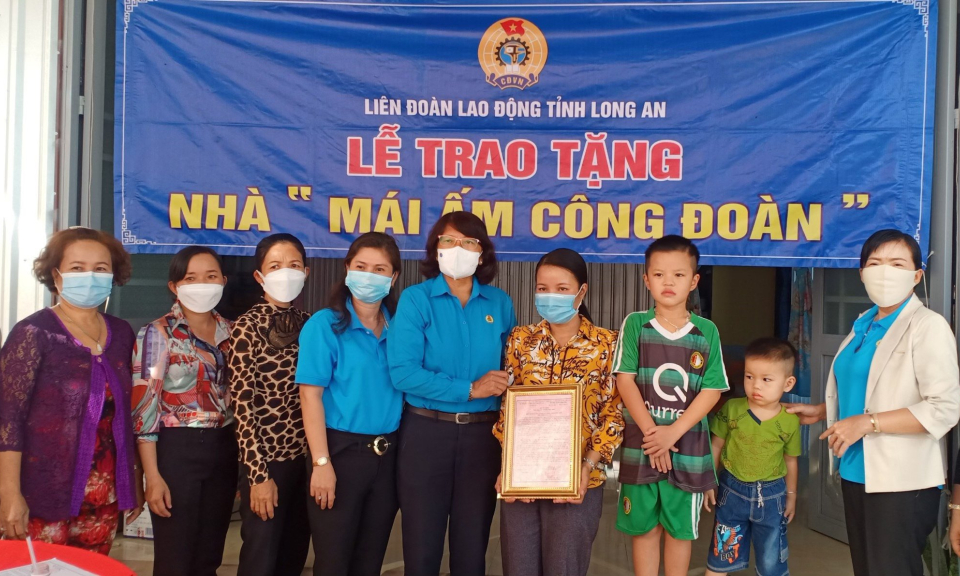 Liên đoàn Lao động huyện Tân Hưng chăm lo, bảo vệ  lợi ích người lao động.