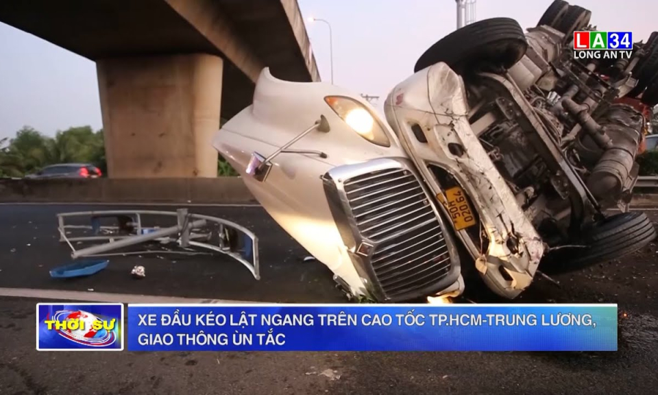 Xe đầu kéo lật ngang trên cao tốc TP.HCM-Trung Lương, giao thông ùn tắc