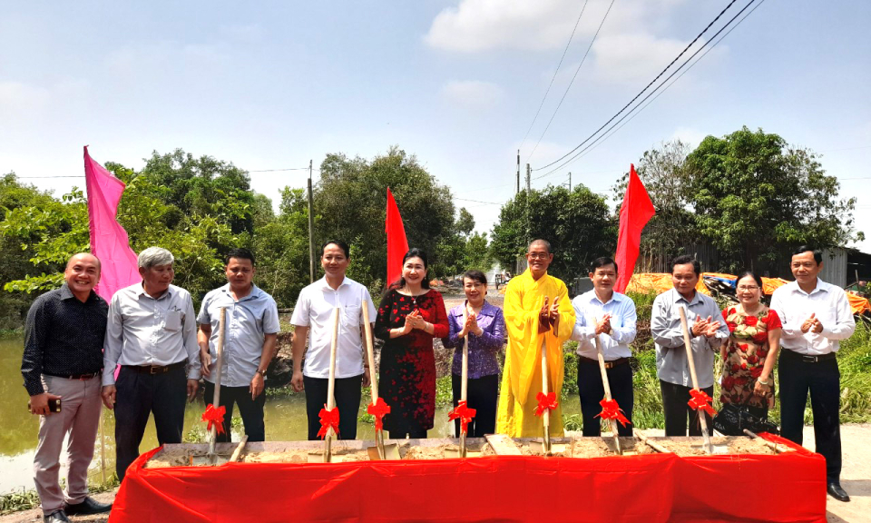 Tân Thạnh xây dựng cầu giao thông nông thôn.