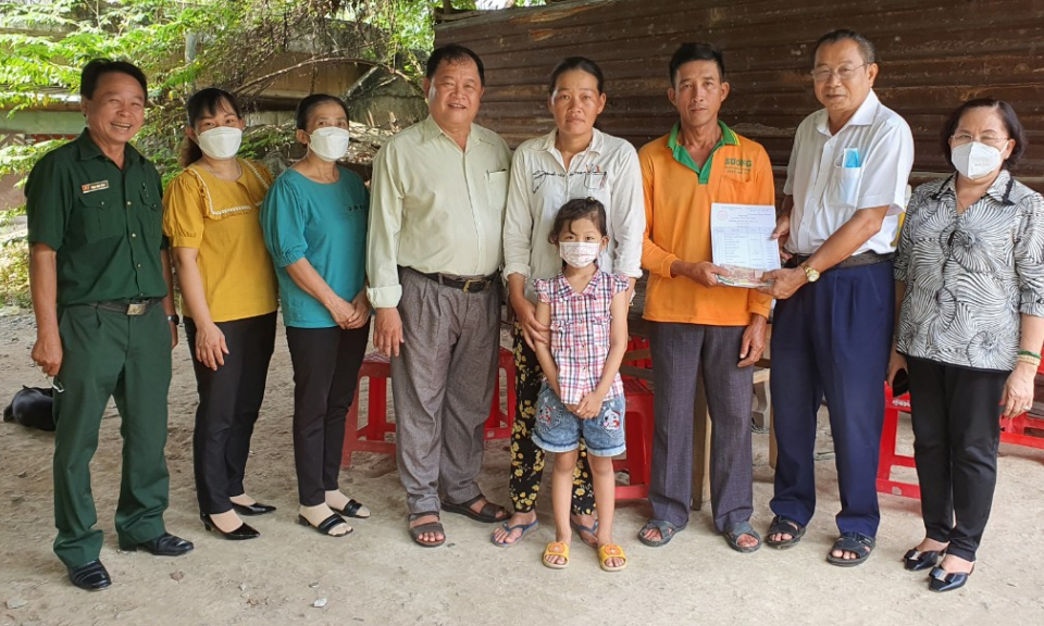 Tân Thạnh: Hội chữ Thập đó tỉnh trao tiền Chương trình" Vượt qua hiểm nghèo"
