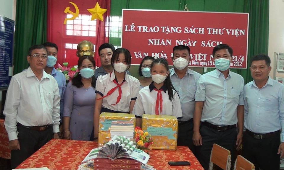 Tân Hưng: Sở Thông tin và Truyền thông tỉnh Long An trao tặng sách cho thư viện trường Tiểu học và THCS Hưng Điền