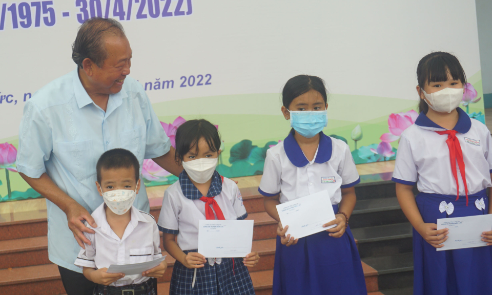 Nguyên Phó Thủ tướng Thường trực Chính phủ Trương Hòa Bình thăm, tặng quà Mẹ Việt Nam anh hùng, gia đình chính sách