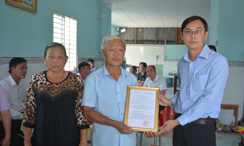 Cần Giuộc tặng nhà tình nghĩa cho gia đình có công cách mạng