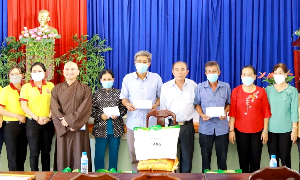 Cần Đước tặng quà người cao tuổi có hoàn cảnh khó khăn
