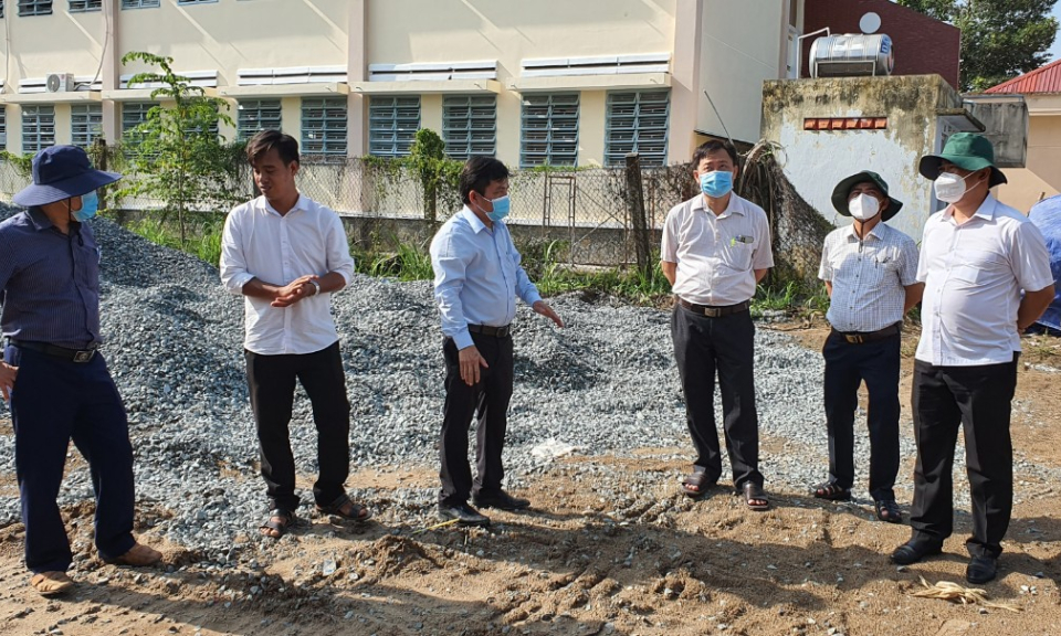  Chủ tịch UBND huyện Tân Thạnh Lê Thanh Đông kiểm tra các công trình xây dựng cơ bản
