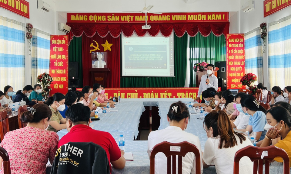 Cần Giuộc tập huấn tiêm vắc xin phòng COVID-19 cho trẻ từ 05 đến 11 tuổi