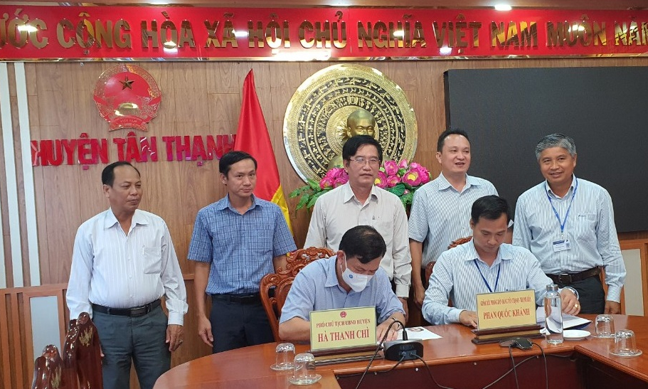 UBND huyện Tân Thạnh và VNPT Long An ký kết thỏa thuận triển khai phòng họp không giấy