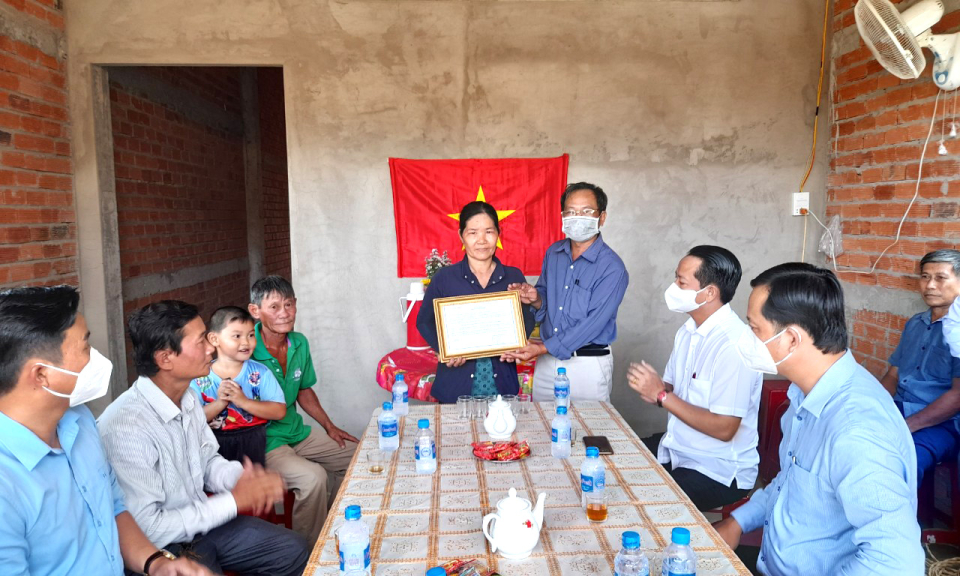  Hội Nông dân huyện Tân Thạnh trao nhà mái ấm nông dân
