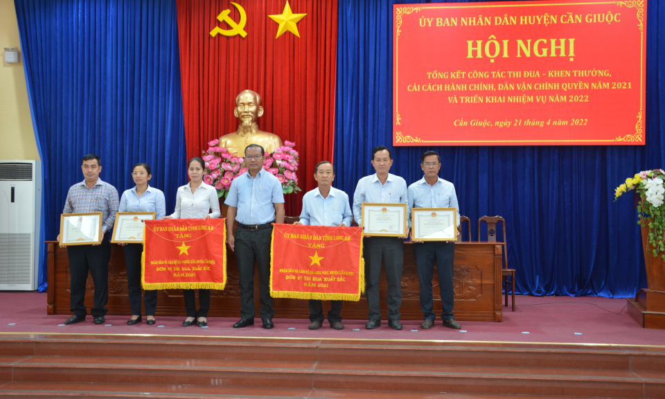 Cần Giuộc tổng kết công tác thi đua khen thưởng, cải cách hành chính năm 2021