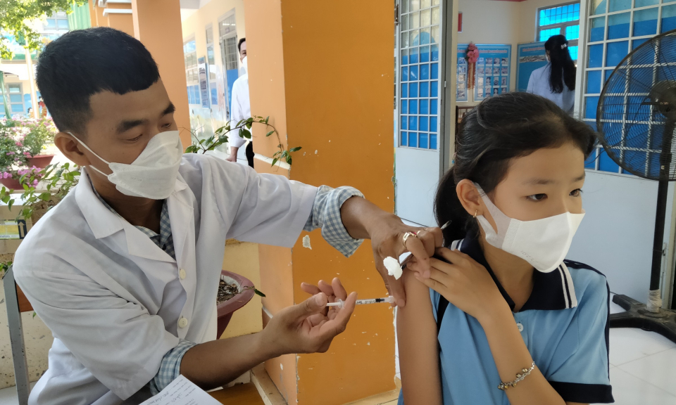 Tân Hưng tiêm vắc- xin phòng COVID-19 cho trẻ 11 tuổi